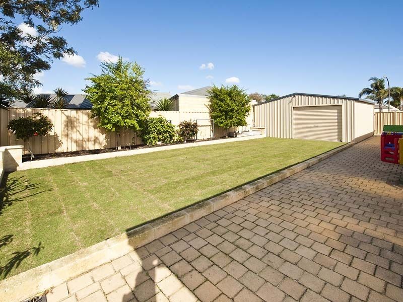 5 Avon Cres, Atwell WA 6164