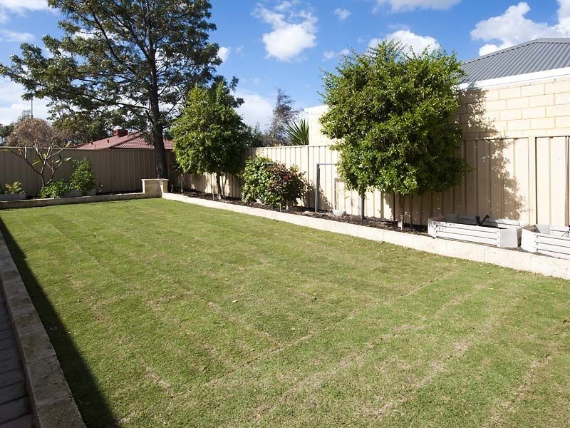 5 Avon Cres, Atwell WA 6164