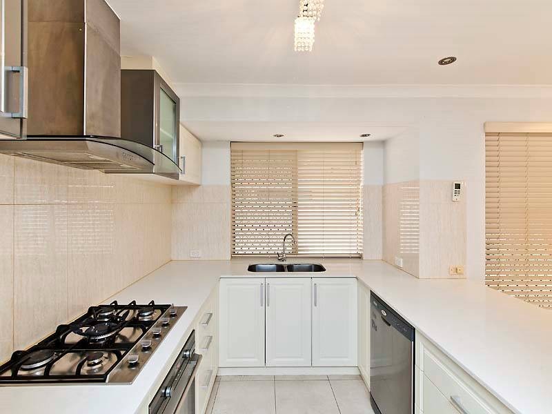 5 Mary Mackillop Glen, Queens Park WA 6107