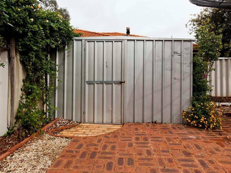 5 Mary Mackillop Glen, Queens Park WA 6107