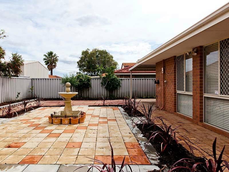 5 Mary Mackillop Glen, Queens Park WA 6107