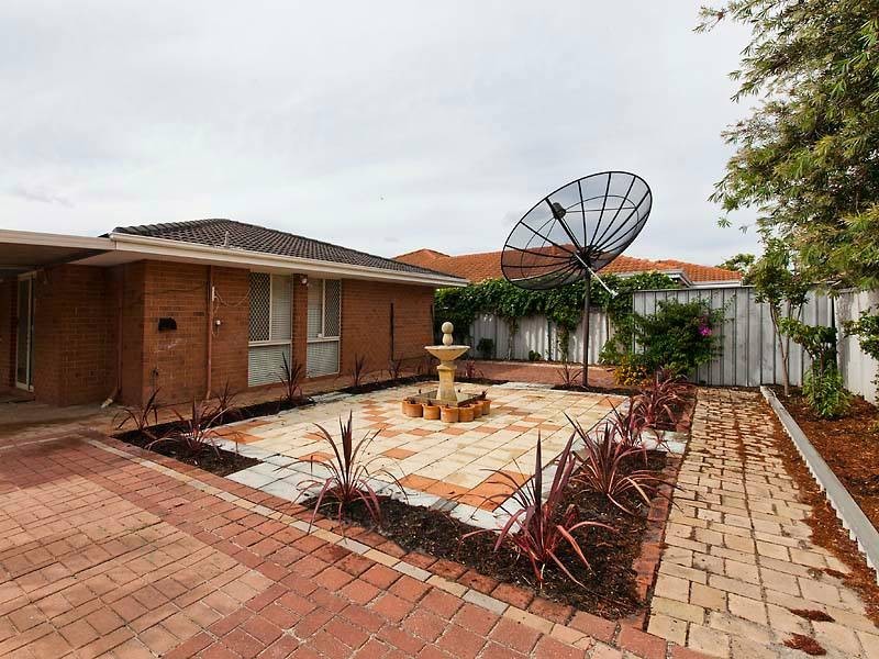 5 Mary Mackillop Glen, Queens Park WA 6107