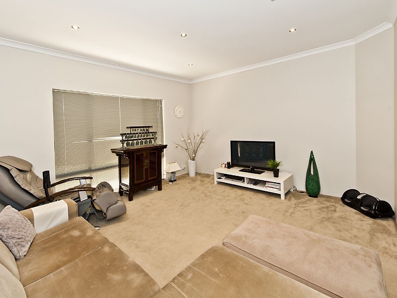 8 Leicester Crescent, Canning Vale WA 6155