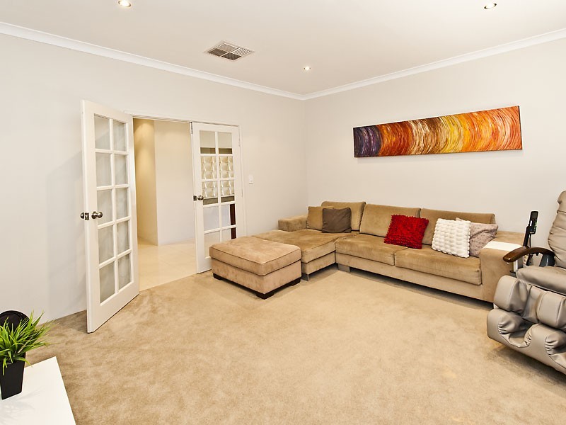 8 Leicester Crescent, Canning Vale WA 6155