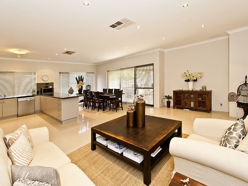 8 Leicester Crescent, Canning Vale WA 6155