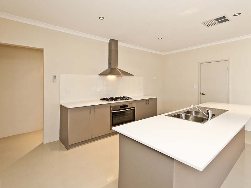 6 Riviera Turn, Piara Waters WA 6112