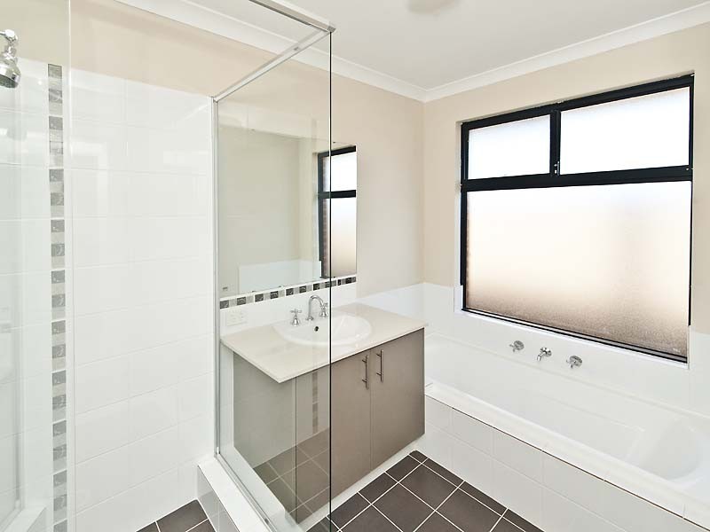 6 Riviera Turn, Piara Waters WA 6112
