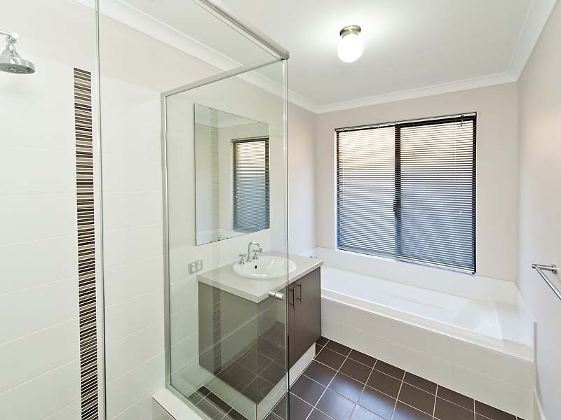 12 Holywell Street, Piara Waters WA 6112