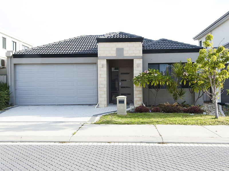 5 Macmillan Bvd, Canning Vale WA 6155