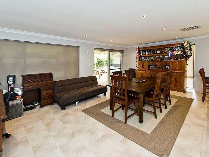 2/35 Grundy Way, Thornlie WA 6108