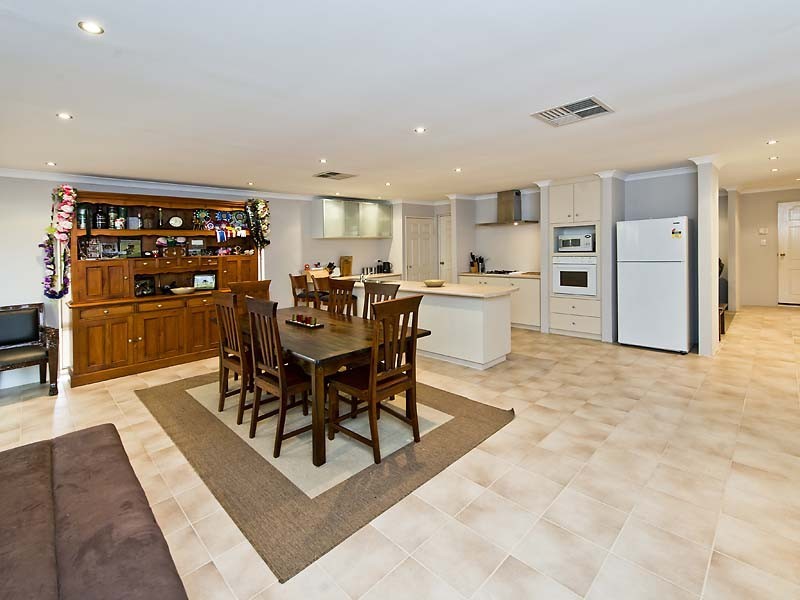 2/35 Grundy Way, Thornlie WA 6108