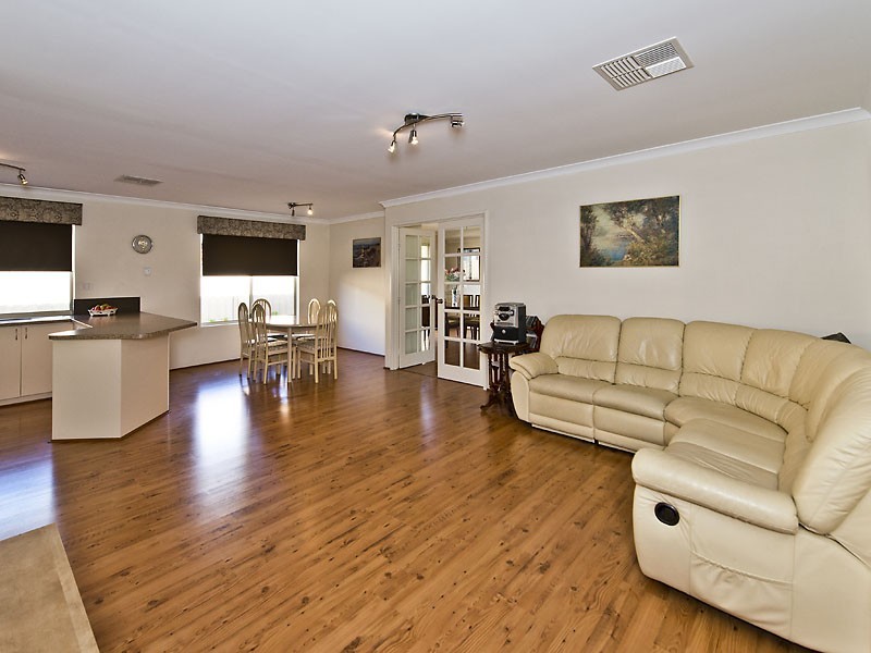 31 Urquhart Court, Canning Vale WA 6155