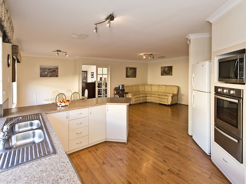 31 Urquhart Court, Canning Vale WA 6155