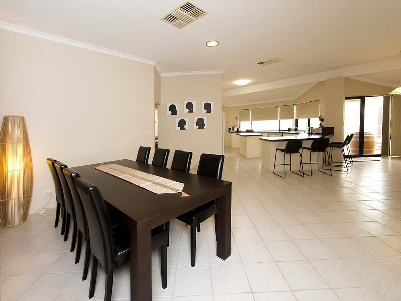 2 Lacombe Court, Canning Vale WA 6155