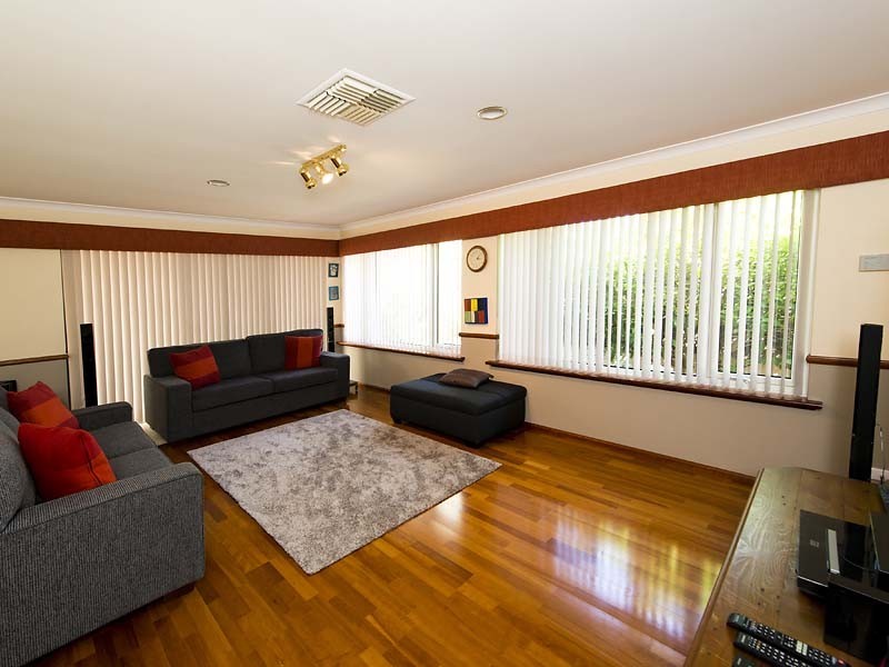 2 Lacombe Court, Canning Vale WA 6155