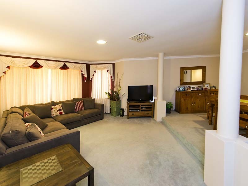 2 Lacombe Court, Canning Vale WA 6155