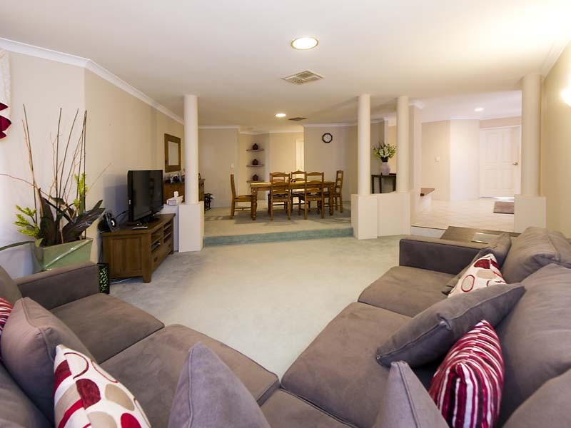 2 Lacombe Court, Canning Vale WA 6155