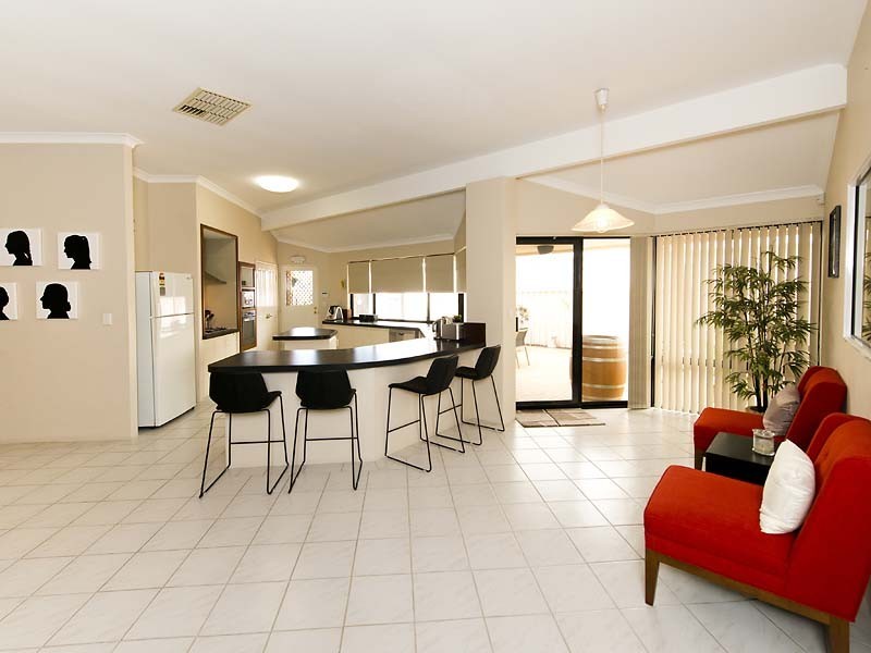 2 Lacombe Court, Canning Vale WA 6155