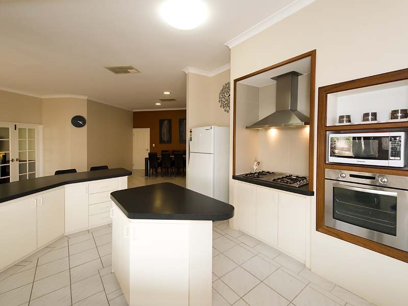 2 Lacombe Court, Canning Vale WA 6155