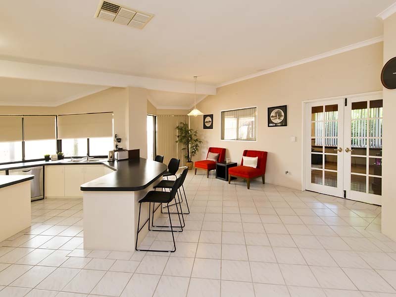 2 Lacombe Court, Canning Vale WA 6155
