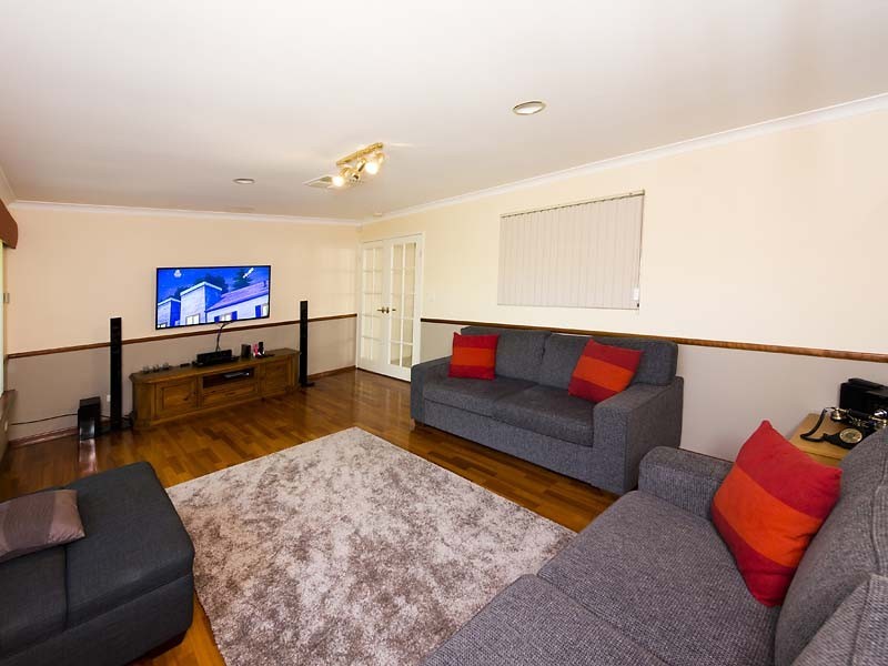 2 Lacombe Court, Canning Vale WA 6155