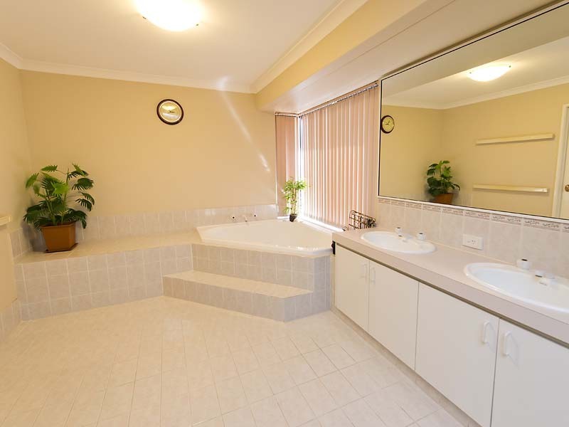 2 Lacombe Court, Canning Vale WA 6155