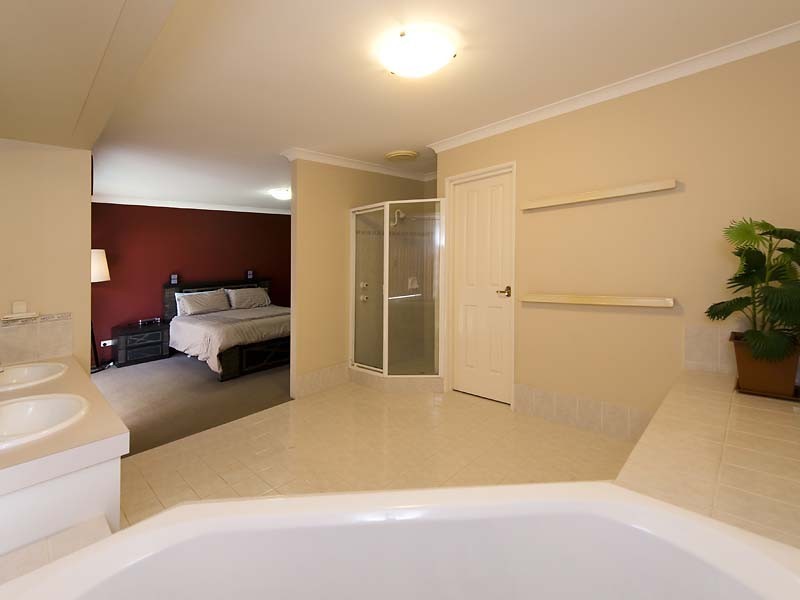 2 Lacombe Court, Canning Vale WA 6155