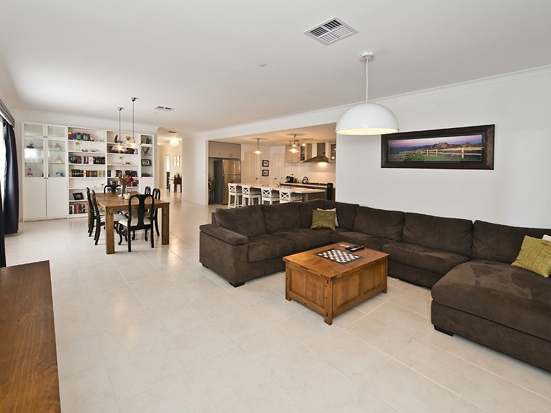 11 Tompkins Way, Harrisdale WA 6112