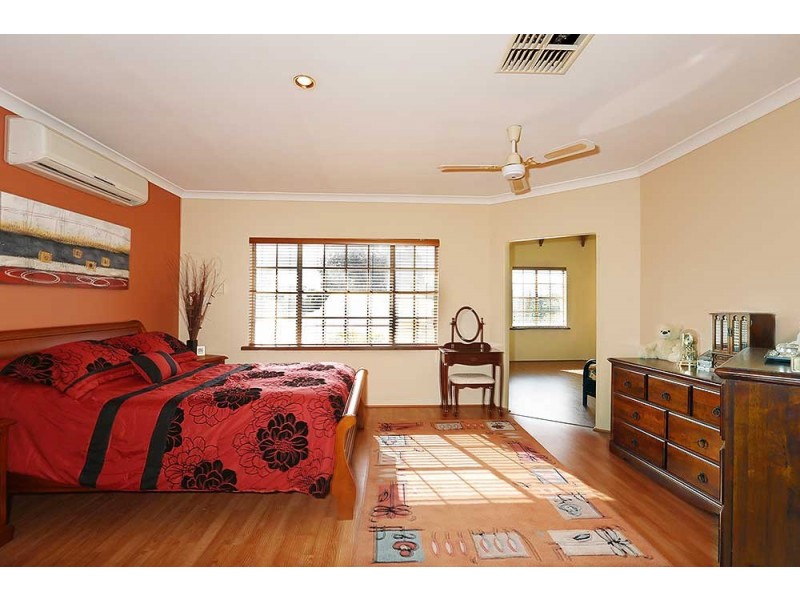 90 Mustang Rd, Champion Lakes WA 6111