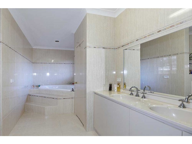 90 Mustang Rd, Champion Lakes WA 6111