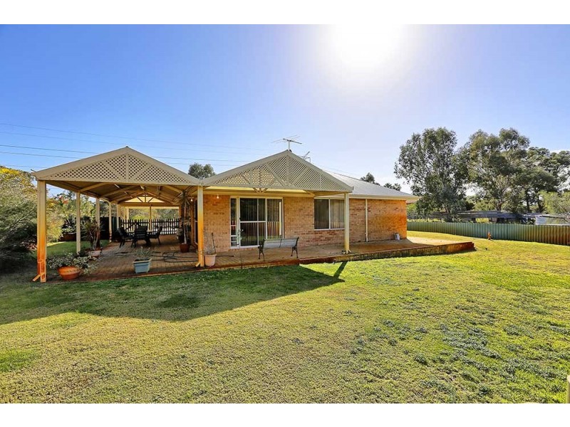 90 Mustang Rd, Champion Lakes WA 6111