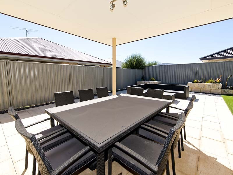 4 Magdalen Loop, Piara Waters WA 6112