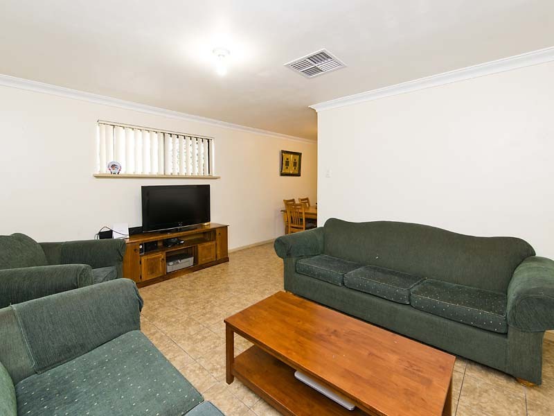 2 Lowan Street, Thornlie WA 6108