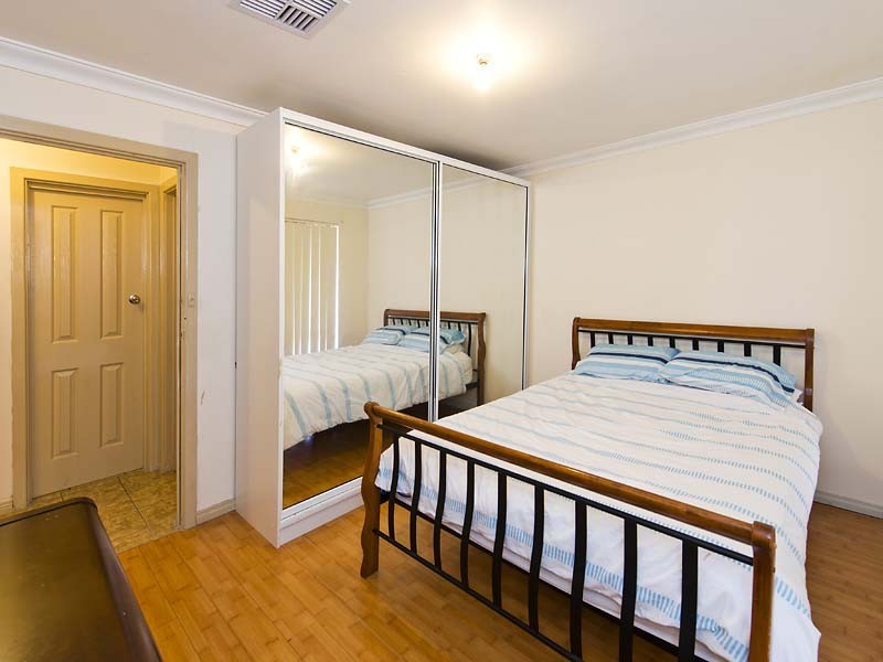 2 Lowan Street, Thornlie WA 6108