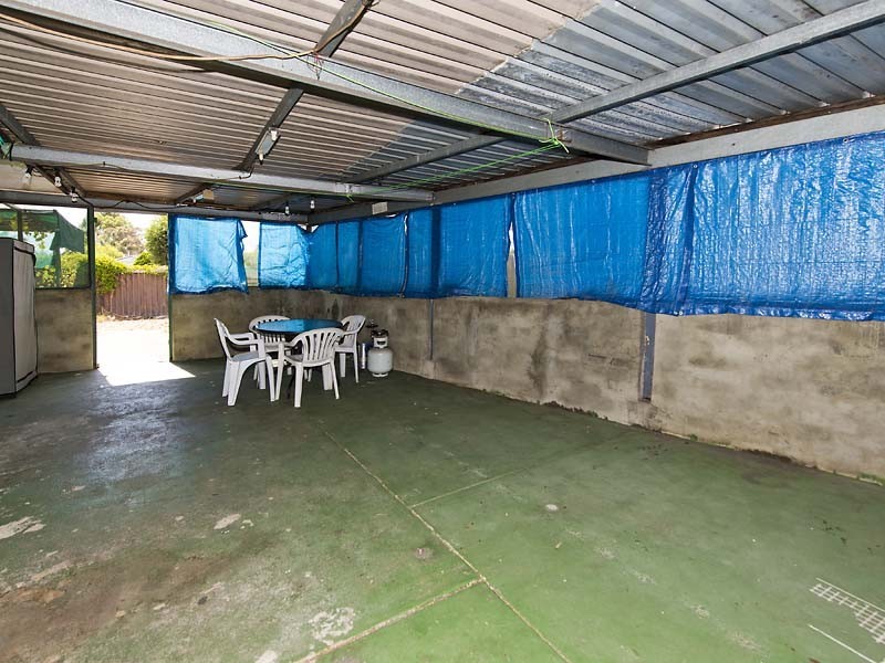 2 Lowan Street, Thornlie WA 6108