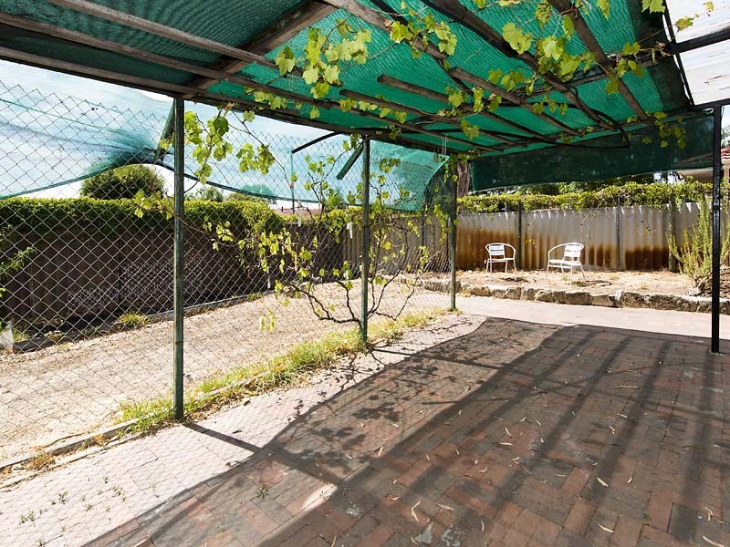 2 Lowan Street, Thornlie WA 6108