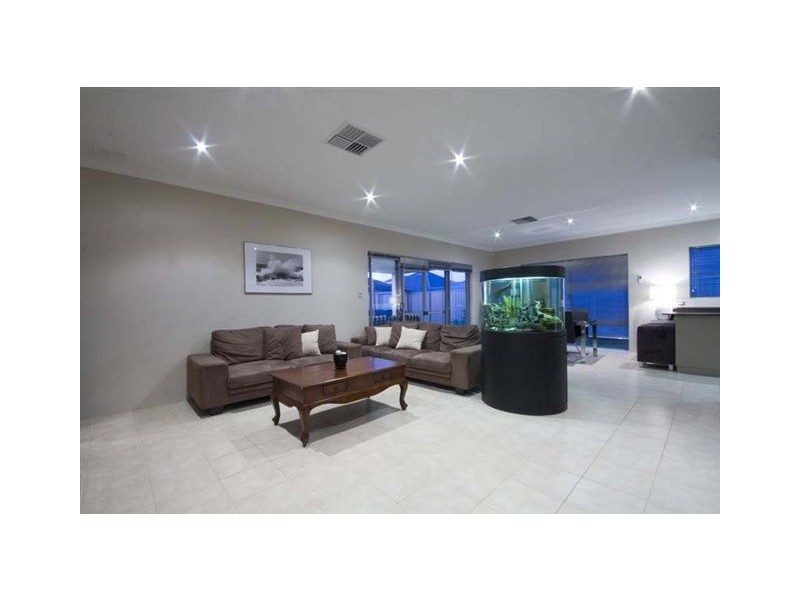 11 Temple Way, Piara Waters WA 6112
