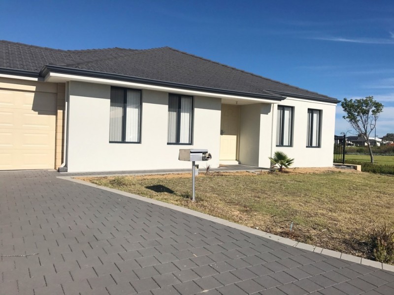 15 St Tropez Garden, Piara Waters WA 6112