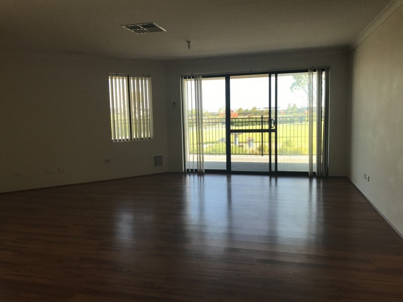 15 St Tropez Garden, Piara Waters WA 6112