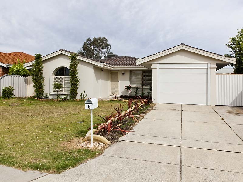 5 Mary MacKillop Glen, Queens Park WA 6107
