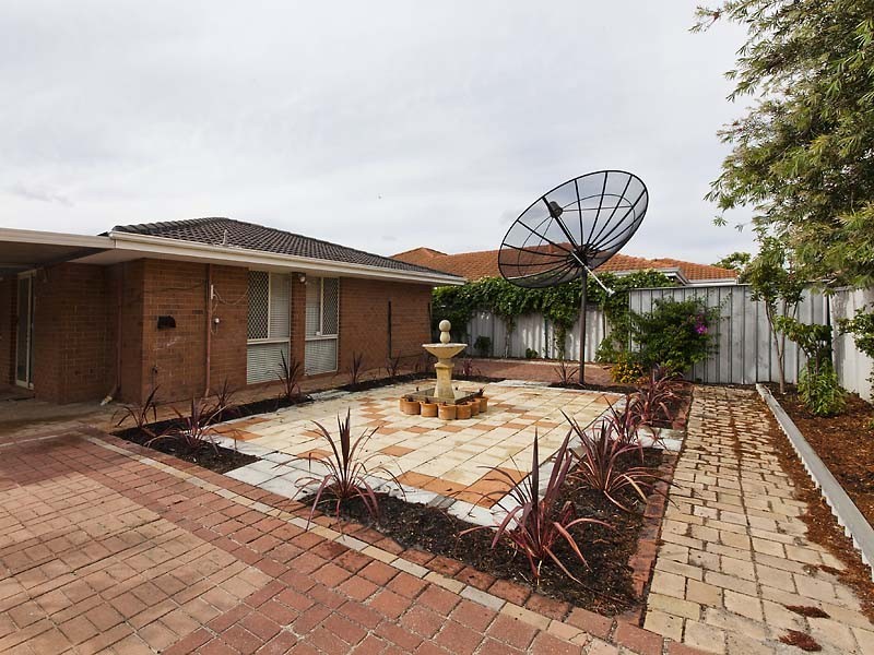 5 Mary MacKillop Glen, Queens Park WA 6107