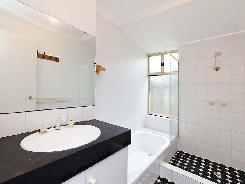 5 Mary MacKillop Glen, Queens Park WA 6107