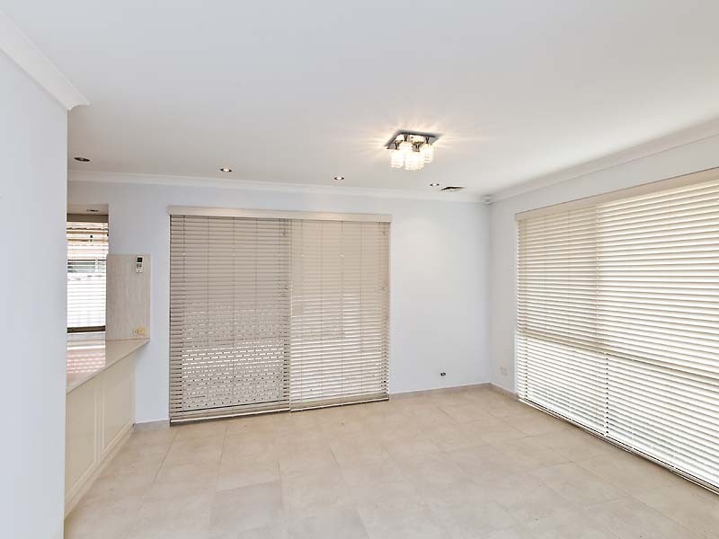 5 Mary MacKillop Glen, Queens Park WA 6107