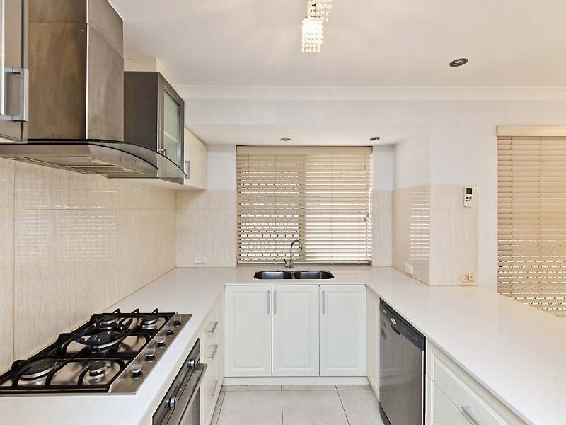 5 Mary MacKillop Glen, Queens Park WA 6107