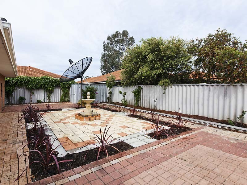 5 Mary MacKillop Glen, Queens Park WA 6107