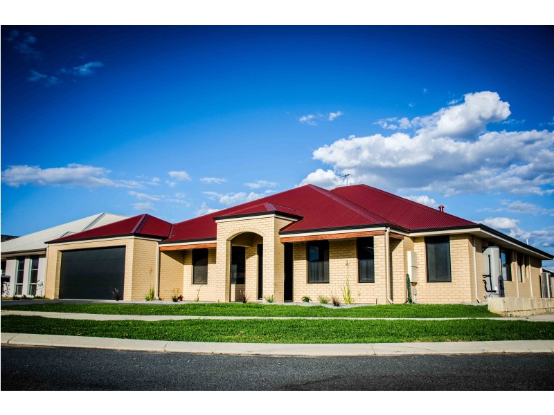 8 Essen Link, Piara Waters WA 6112