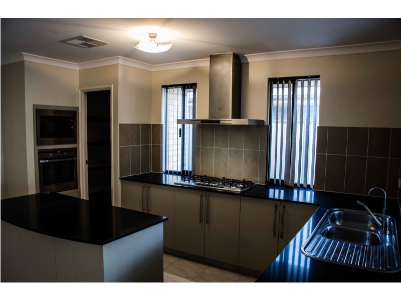 8 Essen Link, Piara Waters WA 6112