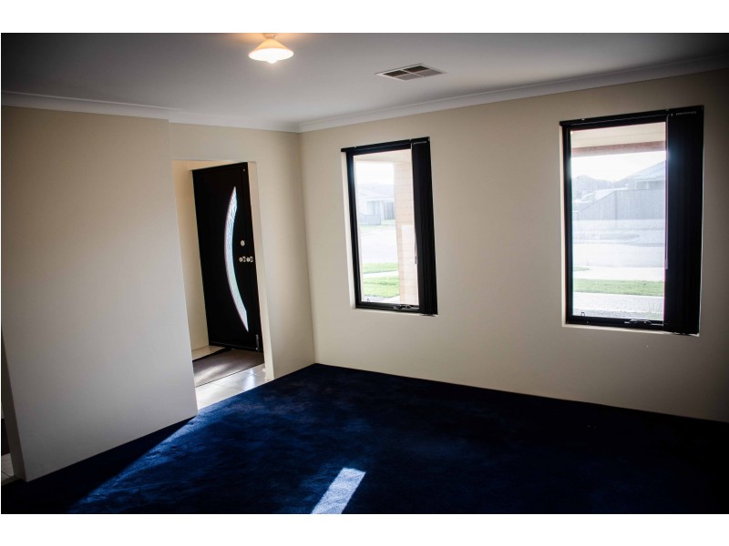 8 Essen Link, Piara Waters WA 6112
