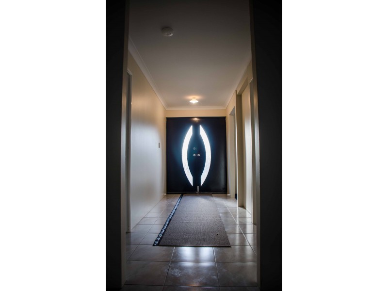 8 Essen Link, Piara Waters WA 6112