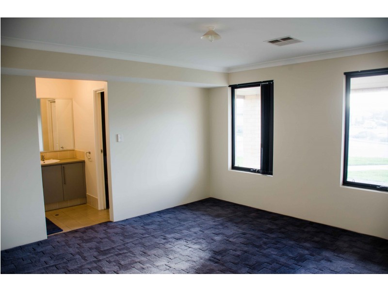 8 Essen Link, Piara Waters WA 6112